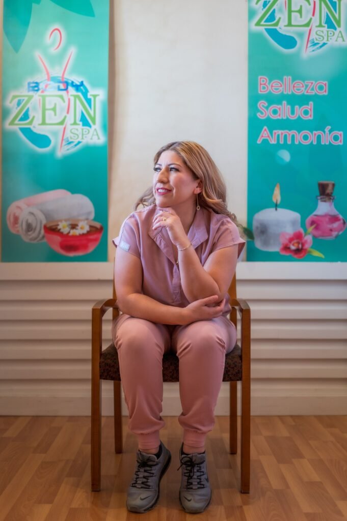 Smiling woman sitting in a spa chair, embodying relaxation and wellness in Juárez.